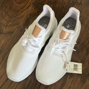 NEW WOMENS ADIDAS SWIFT RUN SIZE 9